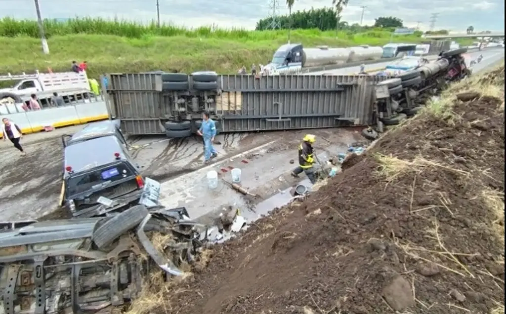 Imagen Captan fuerte carambola en autopista de Veracruz; hay 6 heridos (+Video)