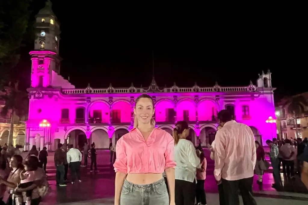 Imagen Por el mes contra en cáncer de mama, iluminan de rosa el Palacio Municipal de Veracruz