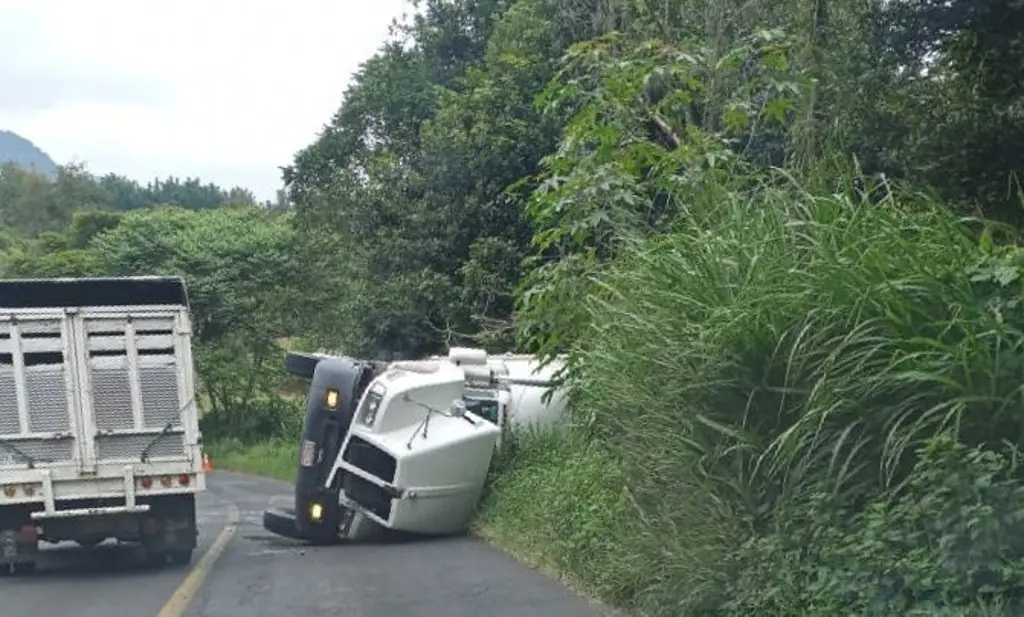 Imagen Se registra fuerte volcadura de camión de carga en carretera de Veracruz 