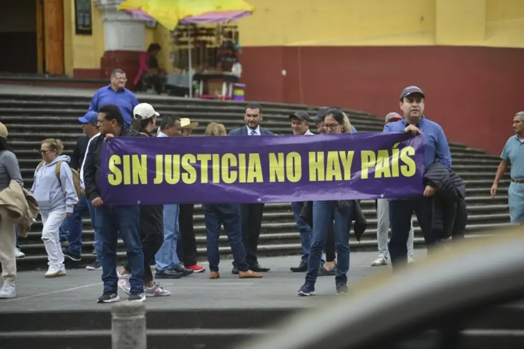 Imagen Trabajadores del Poder Judicial se manifiestan en Xalapa; apoyan a la Suprema Corte