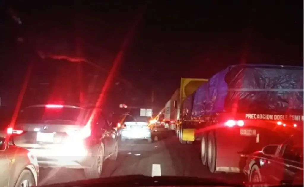 Imagen Se registra carga vehicular en autopista de Veracruz; hay 5 kilómetros de fila 