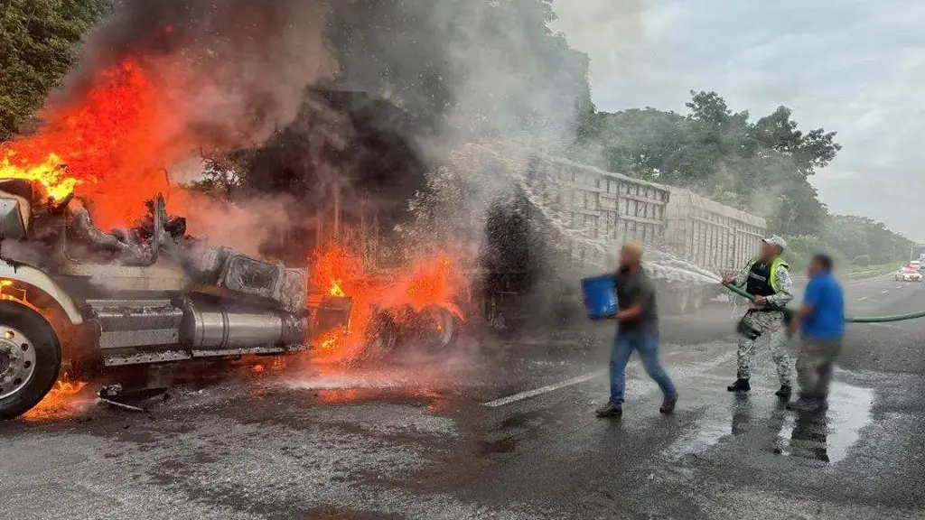 Imagen Cierre por incendio de trailer en autopista La Tinaja - Veracruz