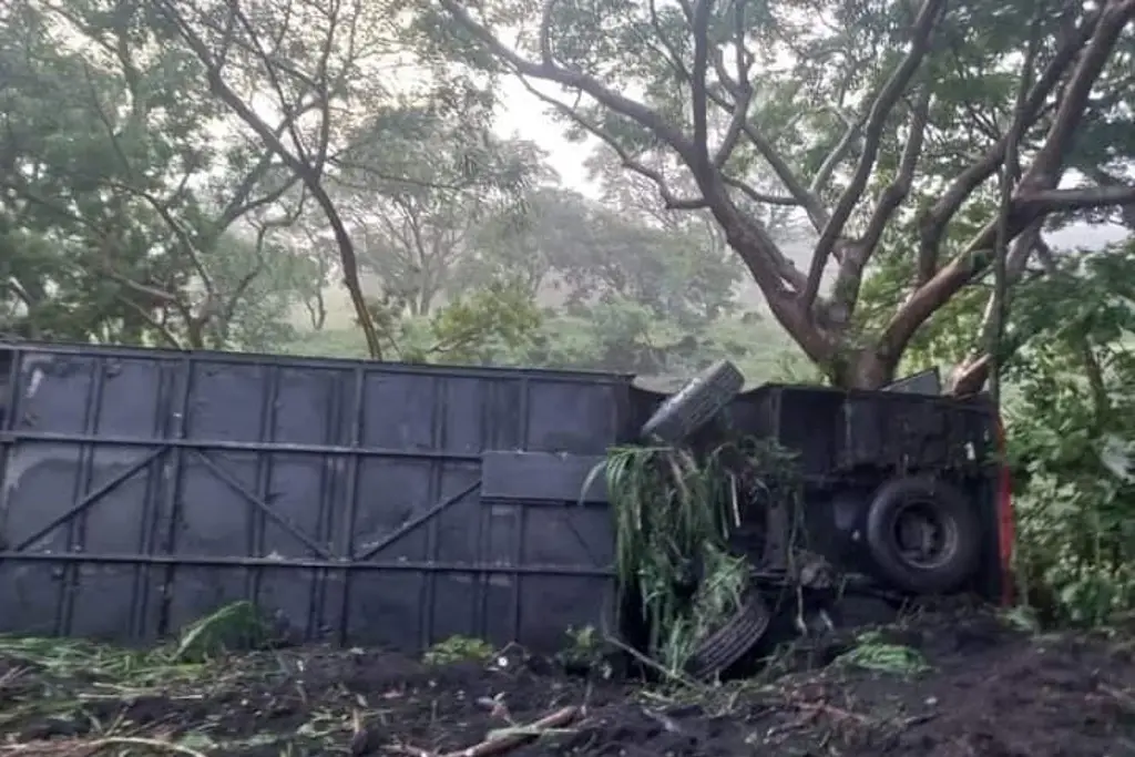 Imagen Vuelca autobús en la carretera federal 180, en Santiago Tuxtla