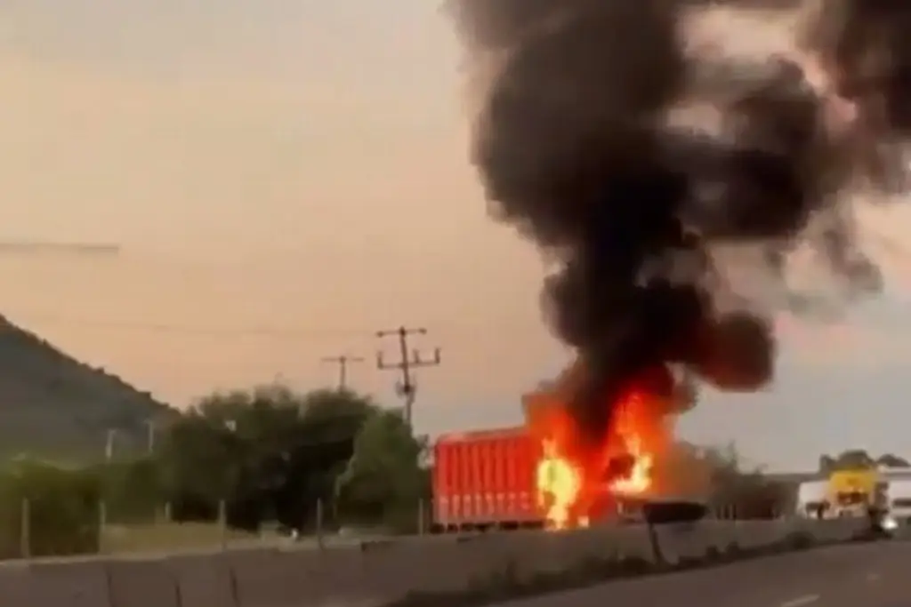 Imagen Incendian 5 camiones para bloquear carreteras en Aguascalientes