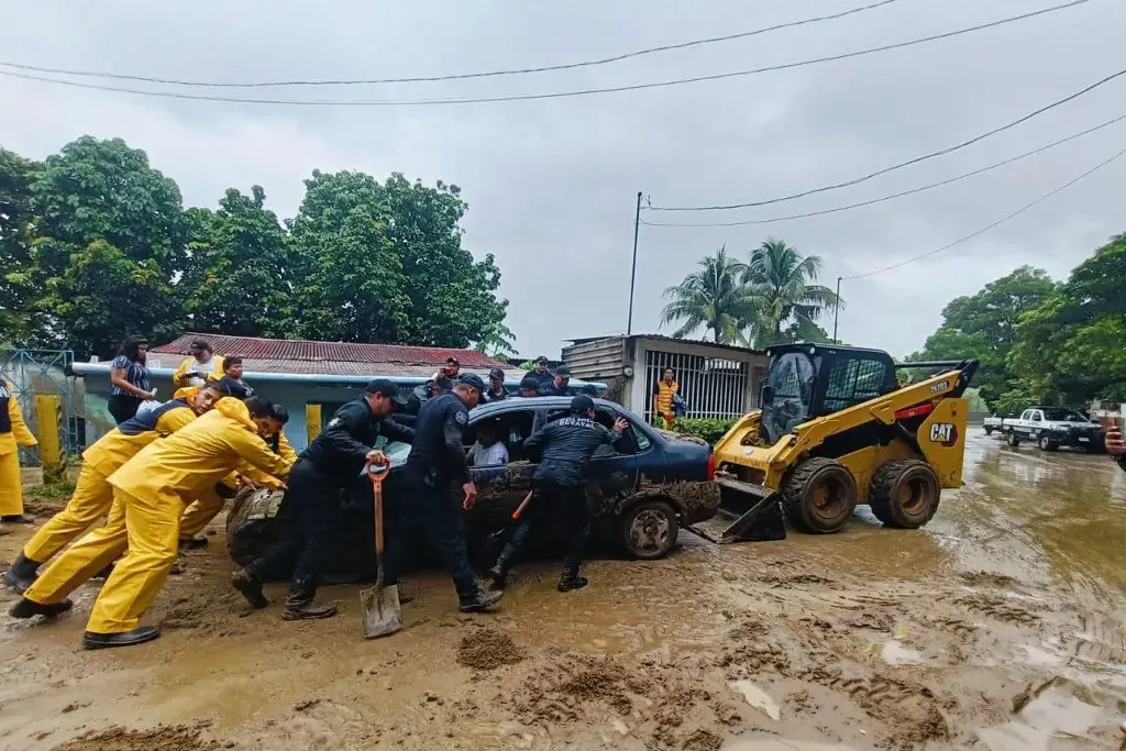 Imagen Continúan atendiendo emergencia por lluvias al sur de Veracruz 