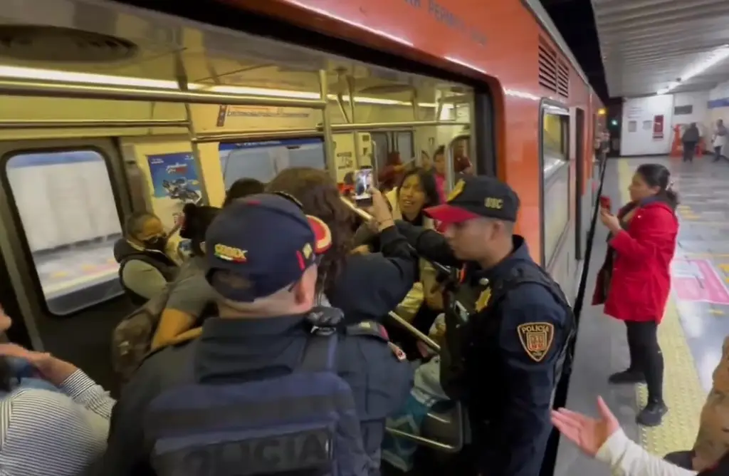 Imagen Más de 10 policías detienen a mujer que contaba cuentos en Metro de la CDMX (+Video)