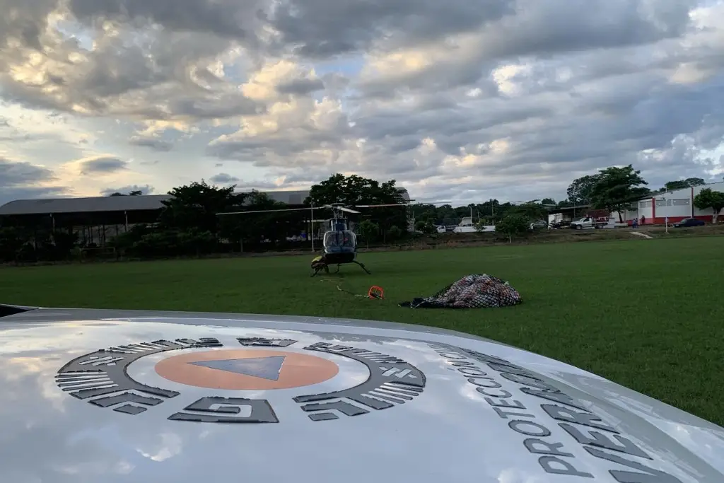 Imagen Instalan puente aéreo para llevar insumos al sur de Veracruz por lluvias