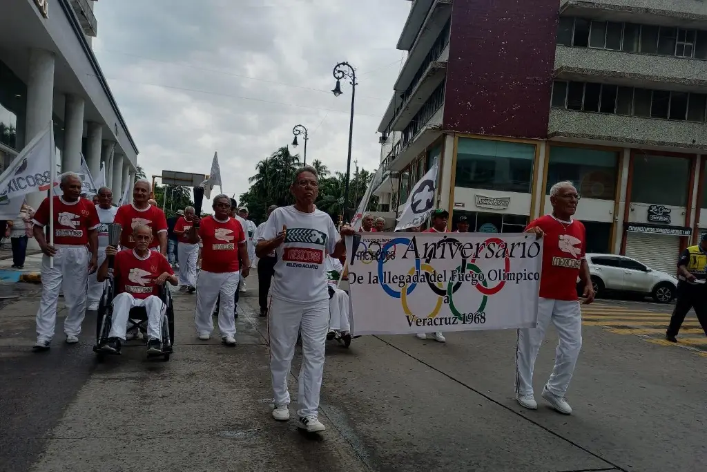 Imagen A 56 años de la llegada del Fuego Olímpico a Veracruz, realizan desfile conmemorativo