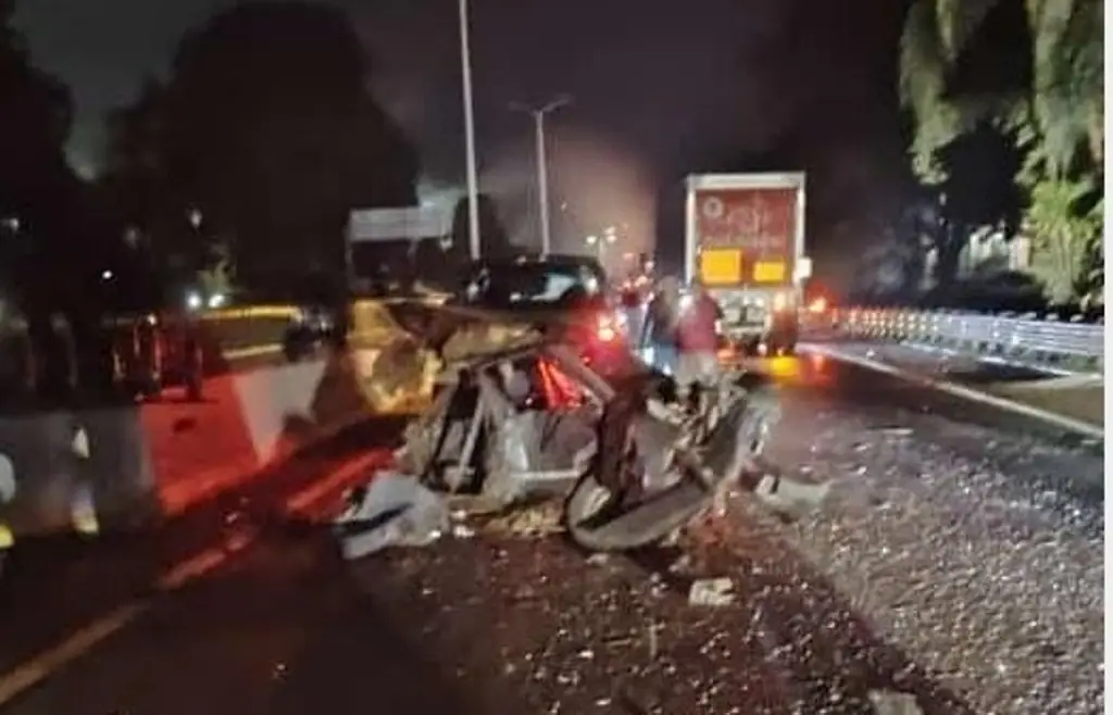 Imagen Carro se parte por la mitad en fuerte accidente en autopista de Veracruz 