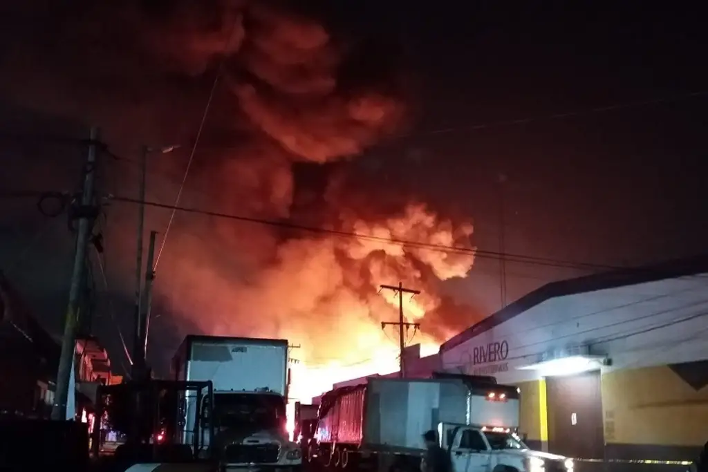 Imagen Evacuan familias por fuerte incendio en centro de Veracruz