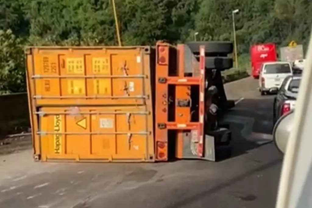 Imagen Vuelca otro tráiler cuando ascendía las Cumbres de Maltrata en la autopista Orizaba-Puebla