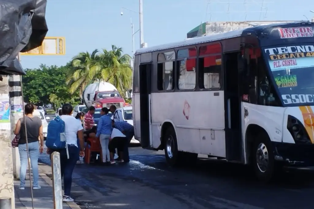 Imagen Cae señora al bajar de camión de pasaje frente al IMSS de Cuauhtémoc