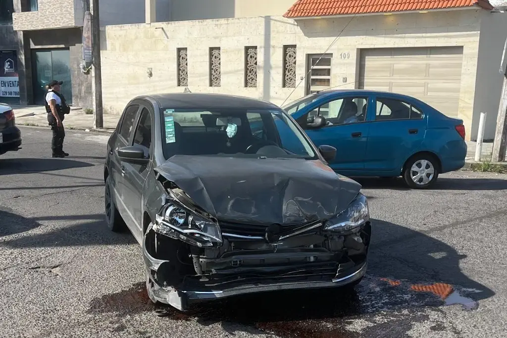 Imagen Aparatoso accidente en la esquina de España y avenida de las Américas del fraccionamiento Reforma