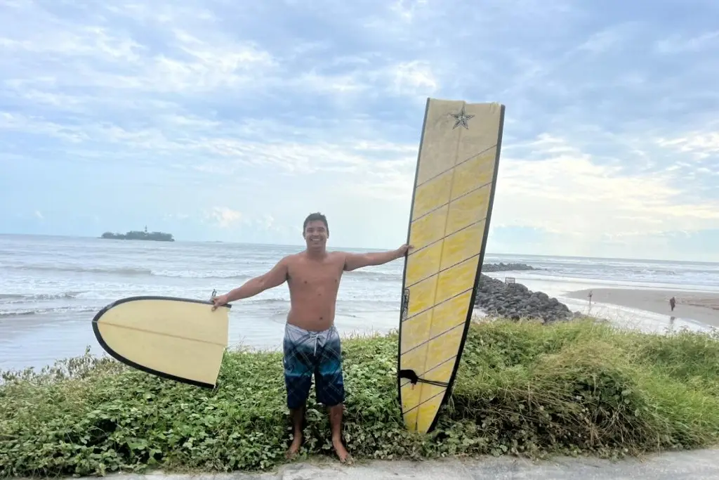 Imagen Surfistas jarochos aprovechan fuerte oleaje en playas de Boca del Río 