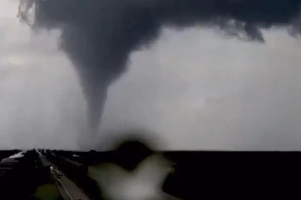 Imagen Captan impresionante tornado previo a llegada del huracán Milton a Florida (+Video)