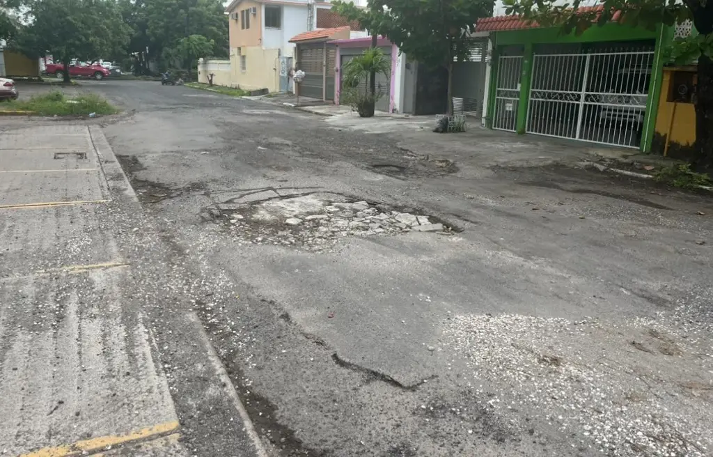 Imagen Vecinos se quejan por condiciones de esta calle del fraccionamiento Floresta en Veracruz