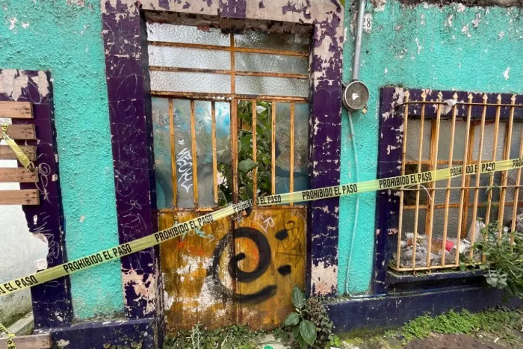 Imagen Vecinos afirman reportaron varias veces casa abandonada donde hallaron restos humanos en Xalapa