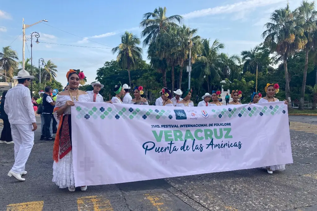 Imagen Realizan desfile del folclor en el Centro de Veracruz