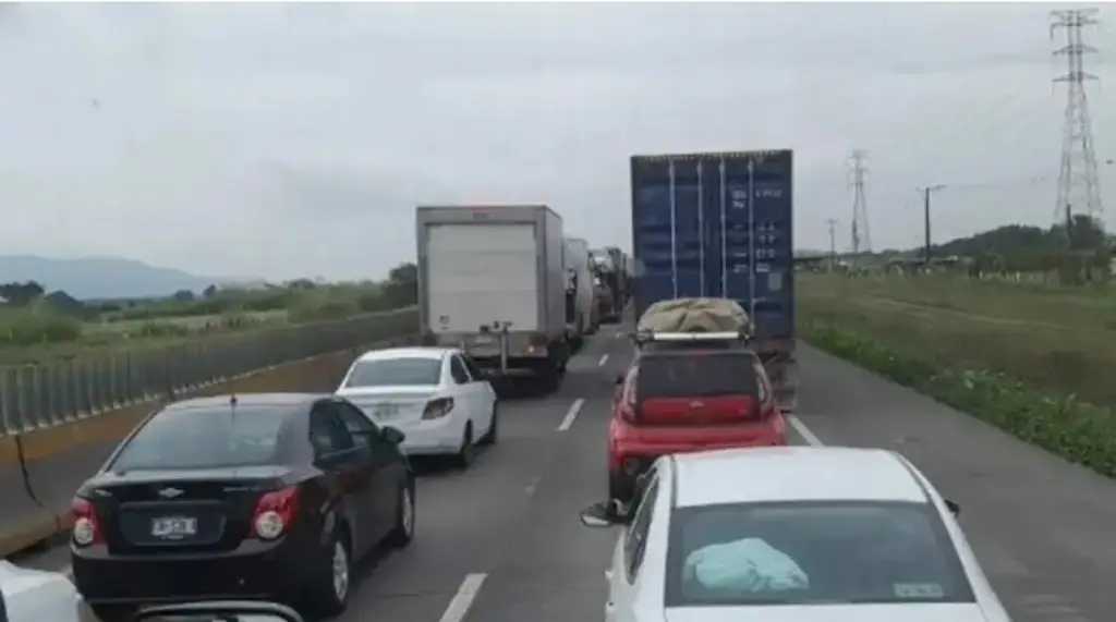 Imagen Se registra reducción de carriles en autopista de Veracruz