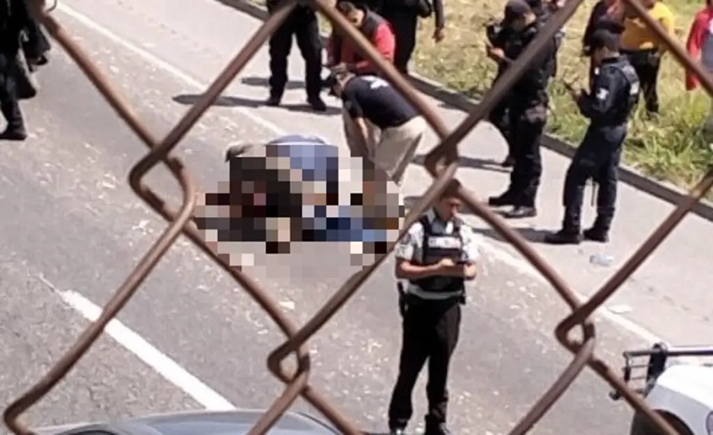 Imagen Lanzan a joven mujer con carro en movimiento en autopista de Veracruz 