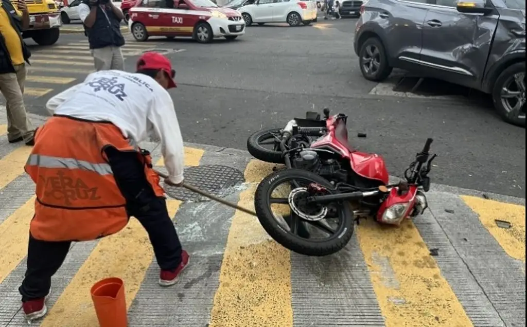 Imagen Se registra fuerte accidente en colonia de Veracruz; hay una mujer lesionada 