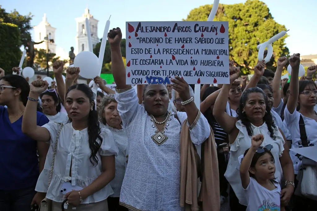 Imagen Miles de personas marchan en Chilpancingo para exigir justicia por asesinato de alcalde