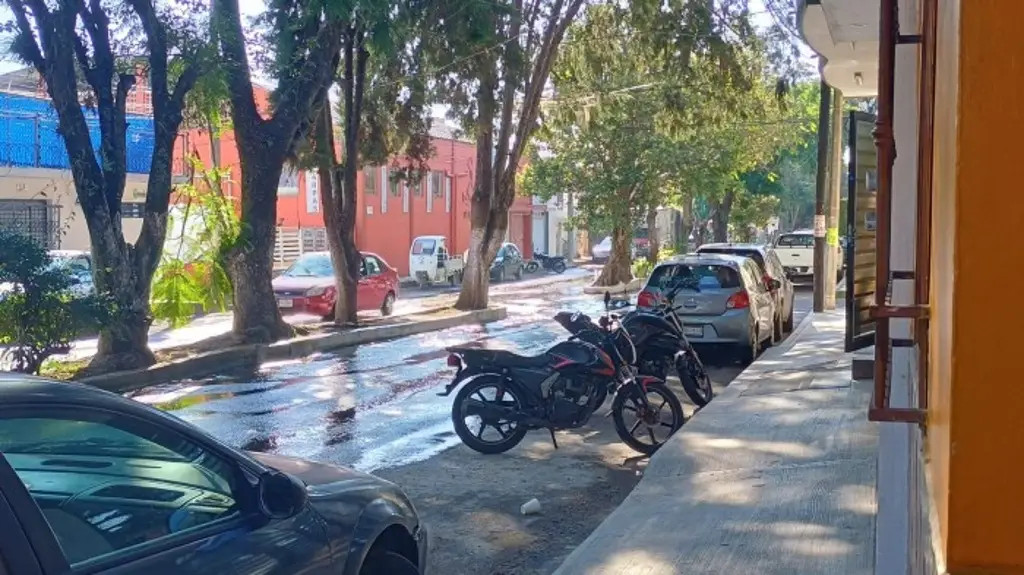 Imagen Vecinos reportan fuga de agua intensa en Xalapa, Veracruz 