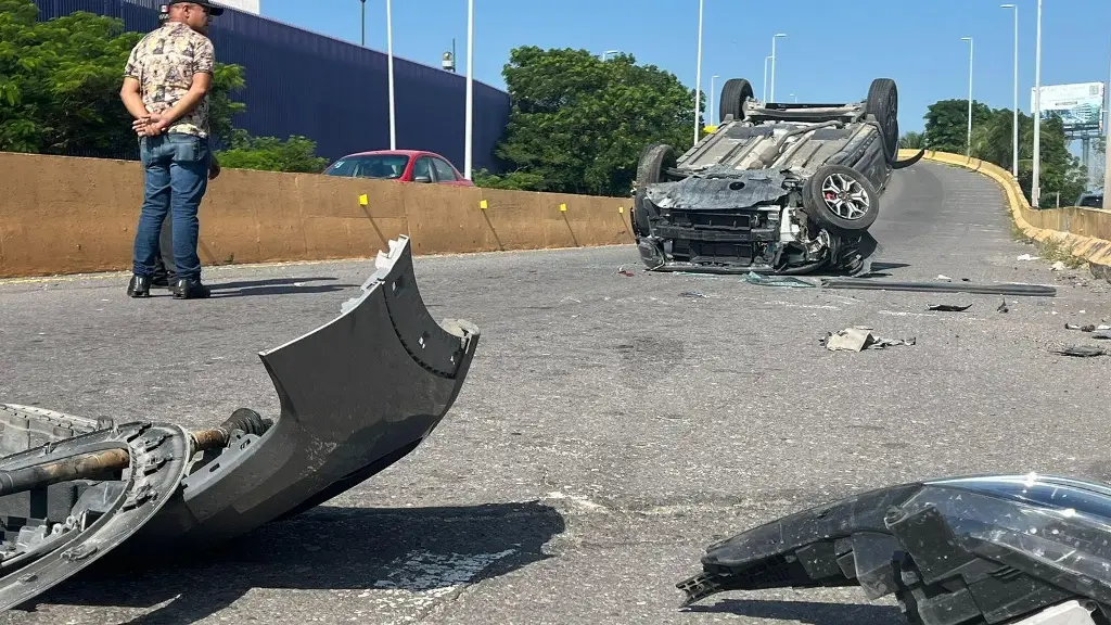 Imagen Aparatosa volcadura frente a Plaza El Dorado; camioneta queda con las llantas hacia arriba