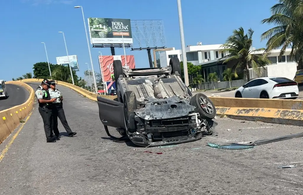 Imagen Conductor se queda dormido y termina volcado en Boca del Río