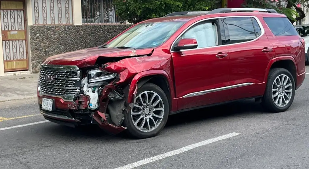 Imagen Accidente en fraccionamiento Reforma deja cinco vehículos afectados