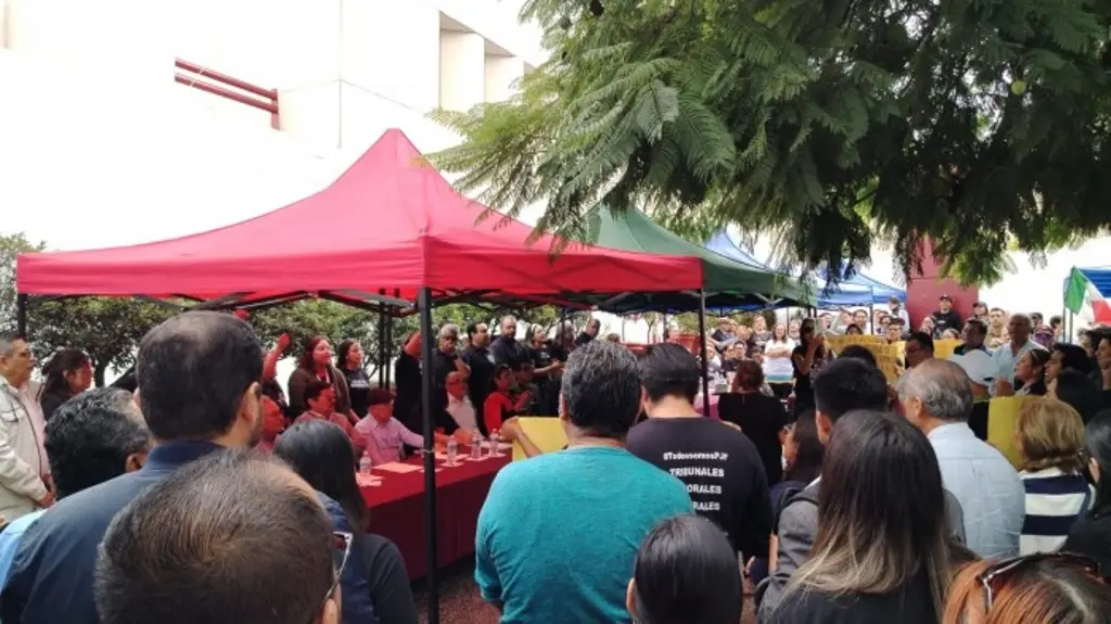 Imagen Trabajadores de Poder Judicial protestan contra tómbola de plazas de jueces en Xalapa, Veracruz