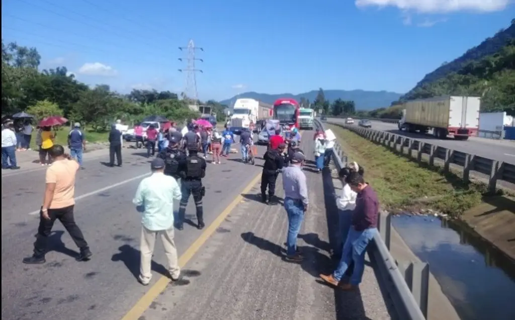 Imagen Habitantes realizaron bloqueos en autopista de Veracruz; esto exigen 