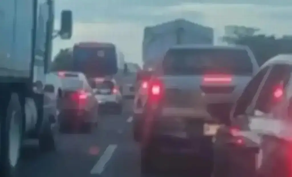 Imagen Reportan hasta 6 kilómetros de fila en autopista de Veracruz