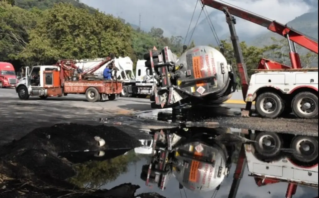 Imagen Evacúan a 80 personas de jardín de niños por derrame en la autopista Orizaba-Puebla