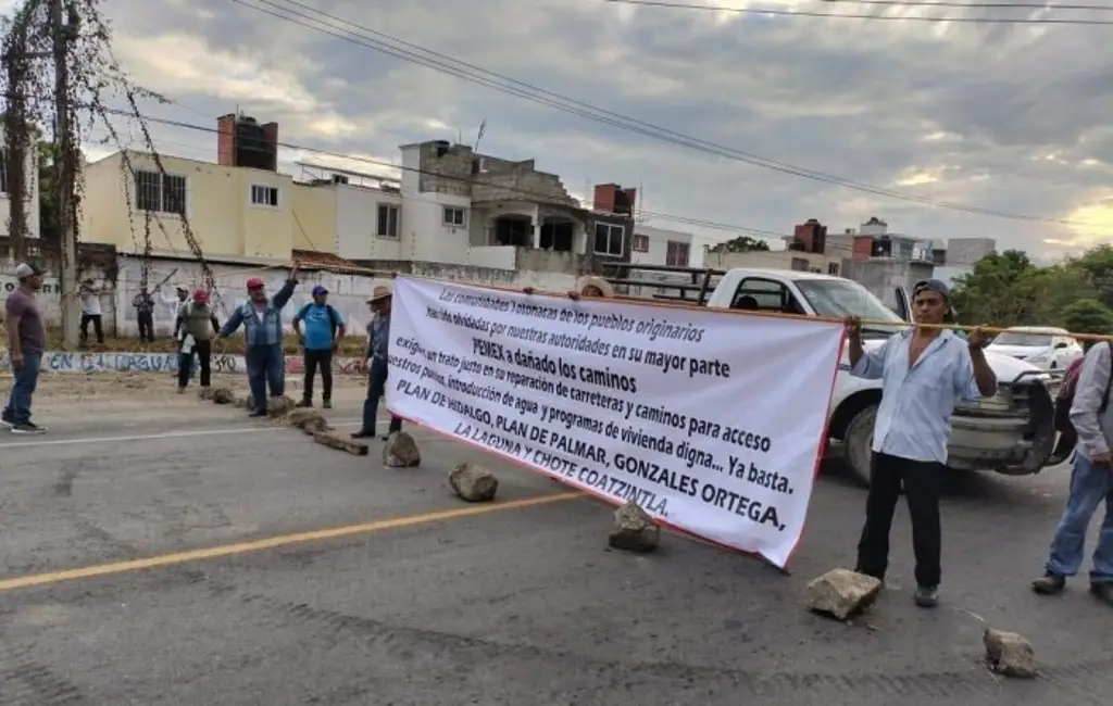 Imagen Con bloqueo habitantes de Papantla exigen a Pemex rehabilitación de caminos, agua y viviendas