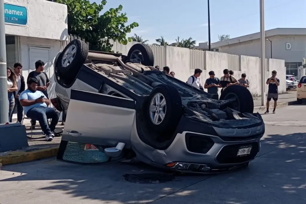 Imagen Estudiantes terminan llantas arriba tras ser impactados por camioneta en Boca del Río 