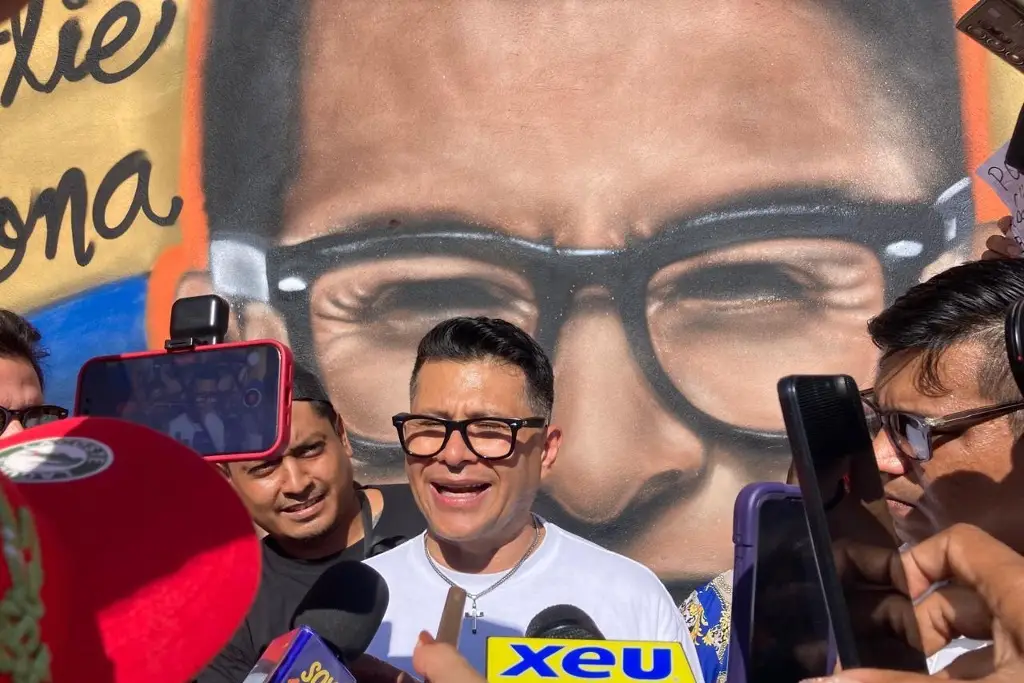 Imagen Charlie Cardona se conmueve por mural suyo en El Barrio de la Huaca, en Veracruz