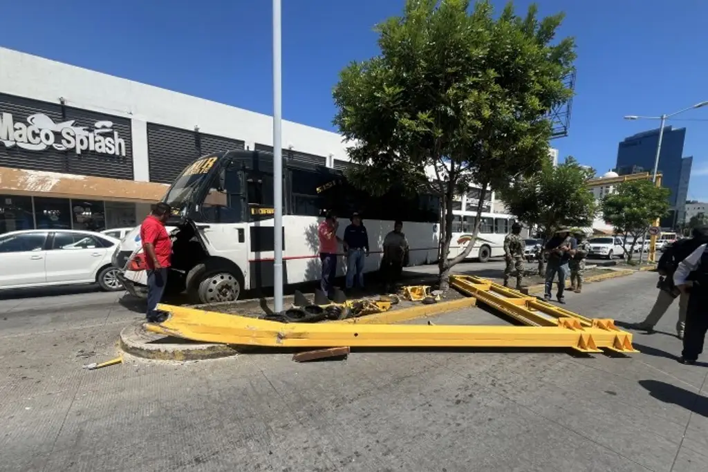 Imagen Camión derriba semáforo afuera de centro comercial de Boca del Río; hay un herido