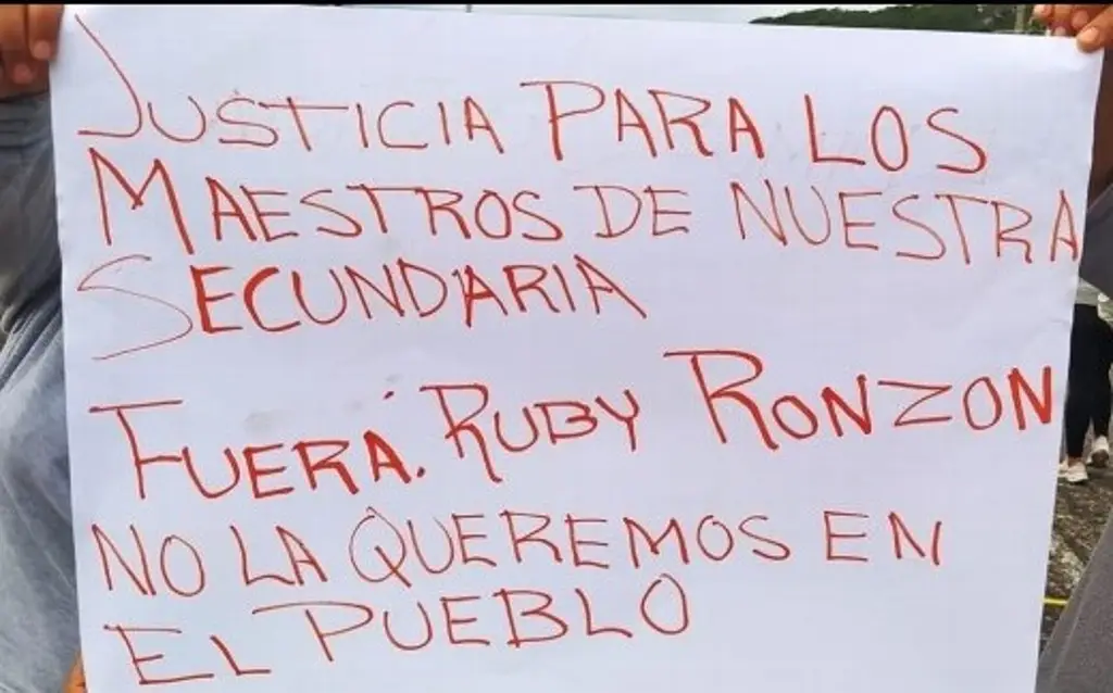 Imagen Cierran carretera Xalapa-Veracruz en protesta por madre de familia problemática