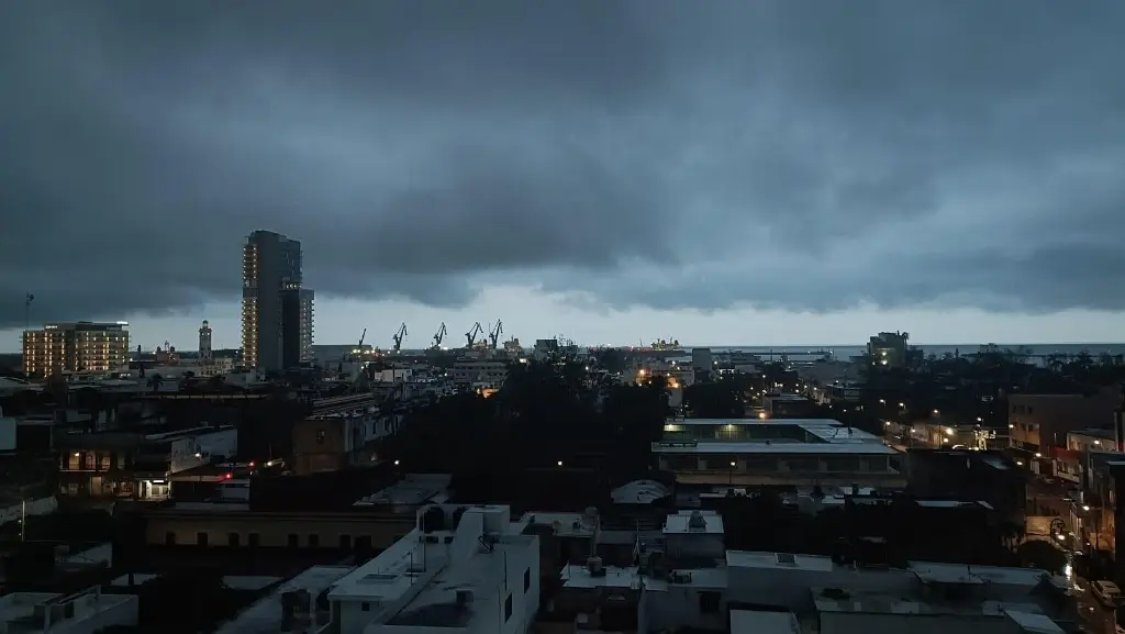 Imagen Posible tormenta Nadine dejará lluvias fuertes en Veracruz; piden vigilar nivel de ríos