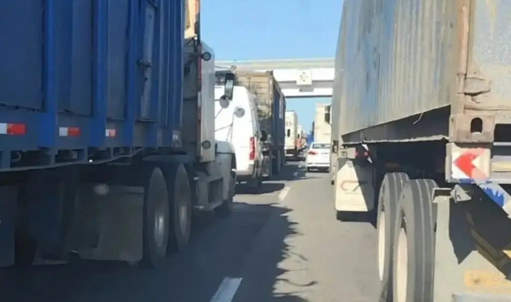 Imagen Reportan hasta 23 km de fila por derrumbe en autopista de Veracruz