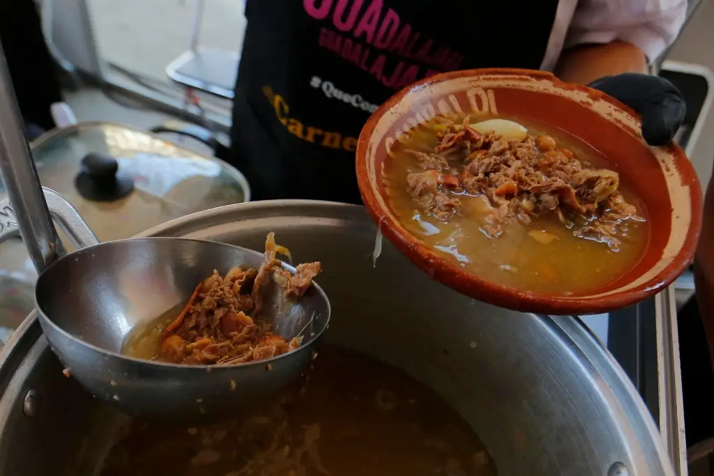 Imagen Celebran orgullo culinario de la carne en su jugo ¿Qué lleva?