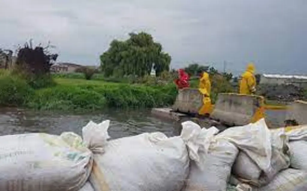 Imagen Cierre por desbordamiento de río en esta autopista de Veracruz. Precaución