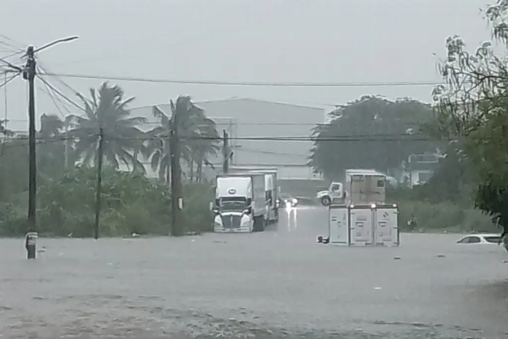 Imagen Antón Lizardo incomunicados por inundación y falta de luz 