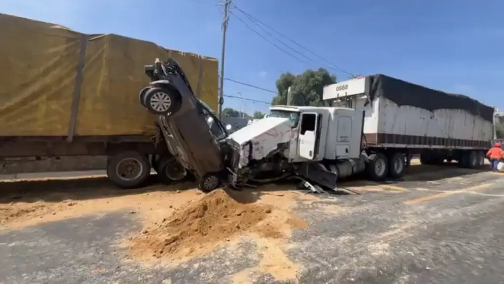 Imagen Fuerte choque múltiple causa cierre en autopista; hay 5 lesionados