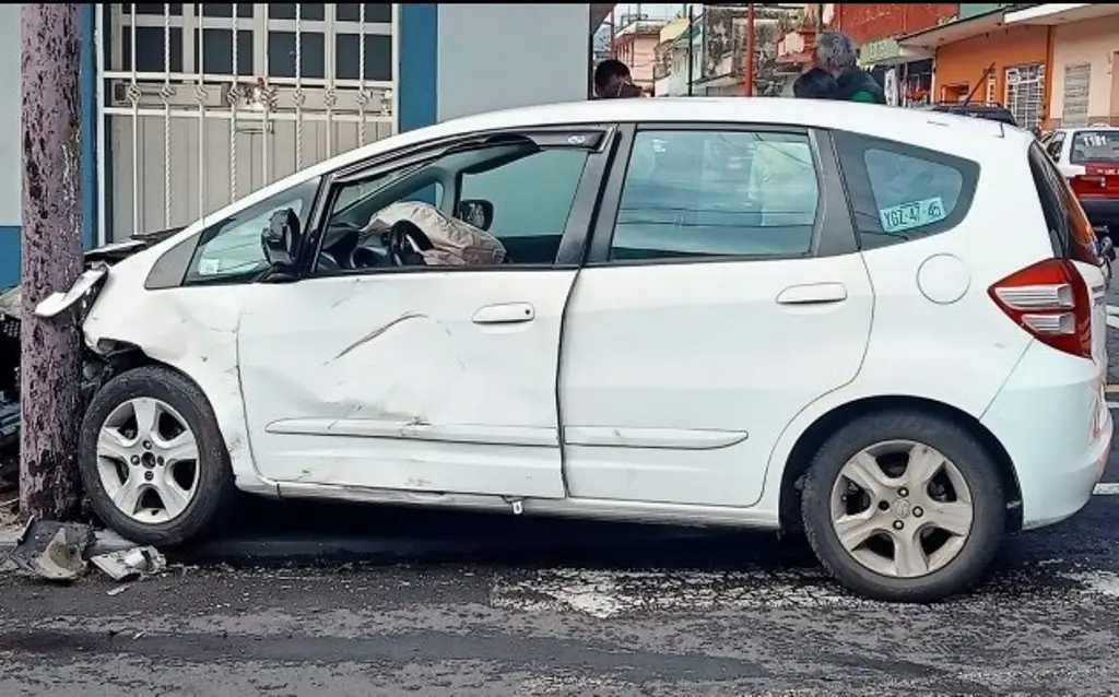 Imagen Se registra fuerte accidente entre camioneta y carro; hay 2 heridos 