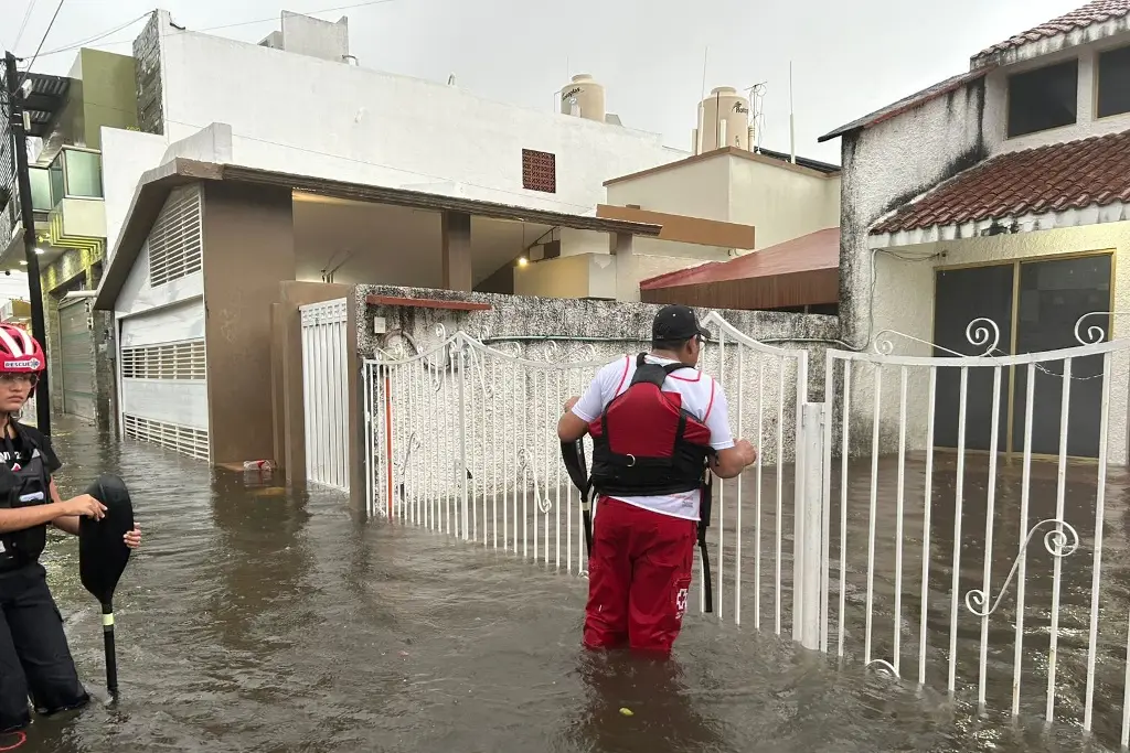 Imagen Cumple tres días inundado el Floresta en Veracruz; calles y casas siguen con agua