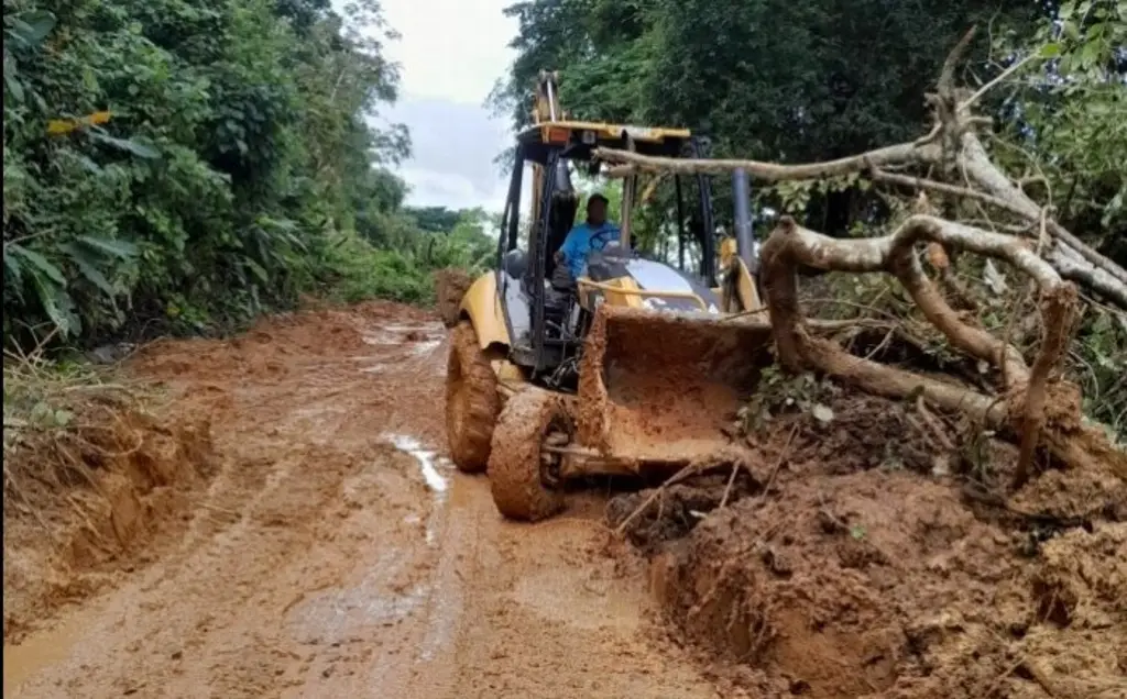 Imagen Familias acampan ante inundaciones en Jesús Carranza, Veracruz 