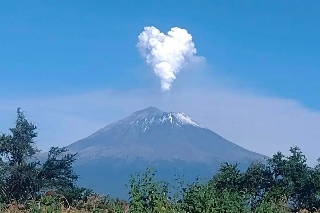 Imagen Así expresa su amor el Popocatépetl a Iztaccíhuatl con esta fumarola 