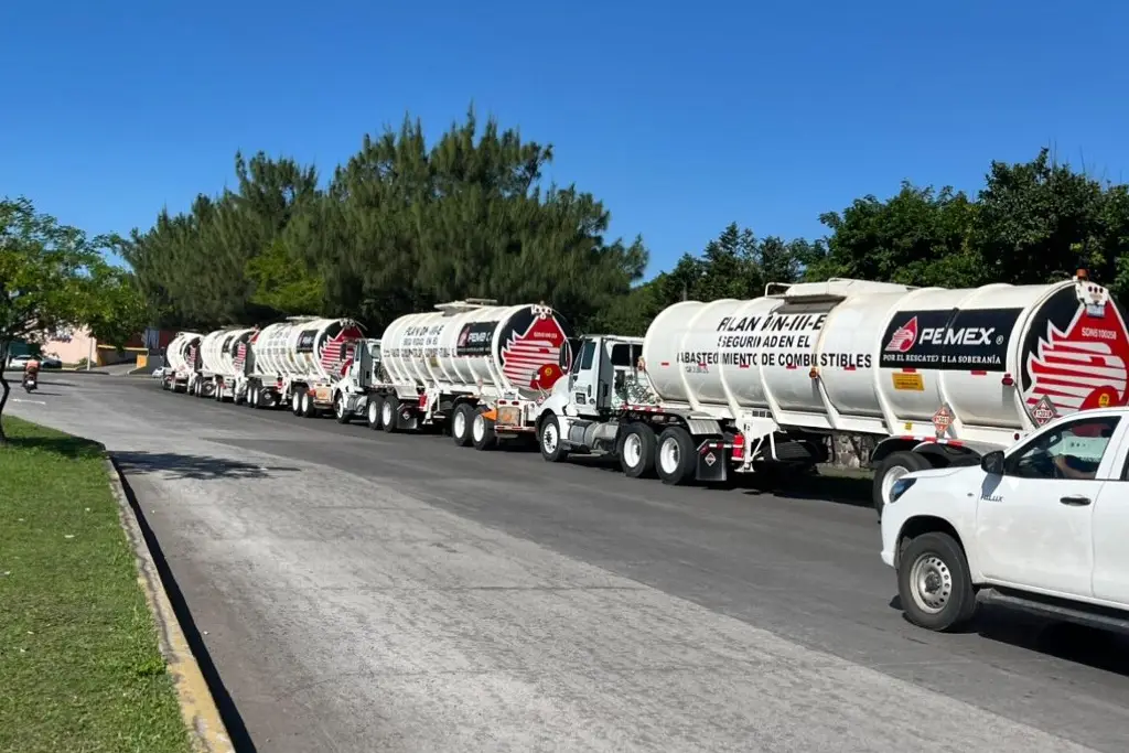 Imagen Pipas de PEMEX generan caos vial en bulevar Fidel Velázquez en Veracruz 